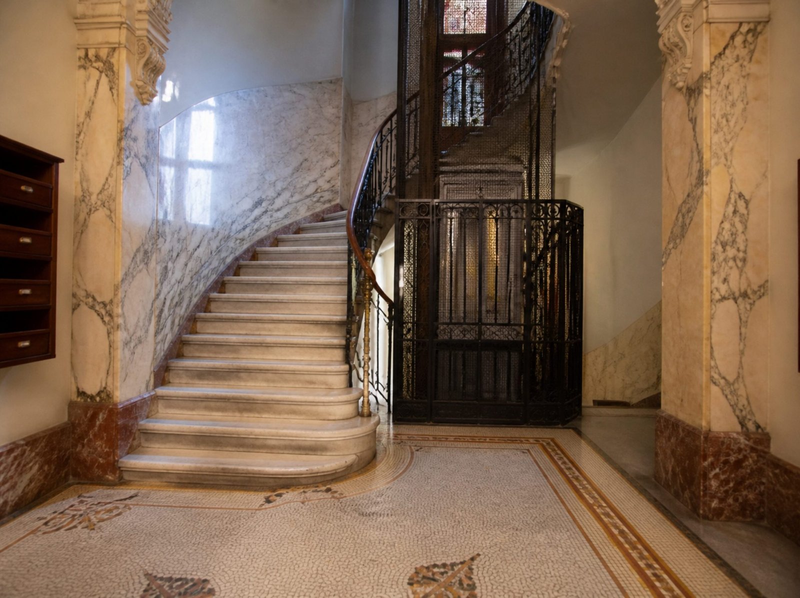 Hall d'un immeuble Belle Époque à Nice